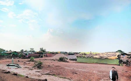 विकास के नाम पर बेघर हुए लोग, तिरपाल के नीचे झोपड़ों में रहने को मजबूर