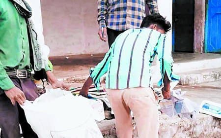 बच्चों की मुफ्त किताबें कबाड़ में बिकीं, स्कूल प्रबंधन पर गंभीर आरोप