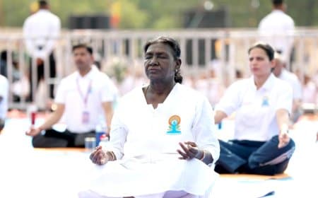 मध्यप्रदेश: इंदौर में भ्रामरी प्राणायाम का रिकॉर्ड... राष्ट्रपति- राज्यपाल और सीएम ने जबलपुर में किया योग
