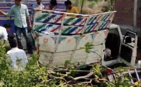 मध्यप्रदेश में हादसा: छिंदवाड़ा में ट्रक-पिकअप की भीषण टक्कर, 12 लोगों की मौत... वाहन के उड़ गए परखच्चे
