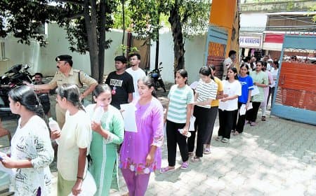 नीट री-एग्जाम में फिजिक्स ने बढ़ाई चुनौती, केंद्र अव्यवस्था से छात्र परेशान