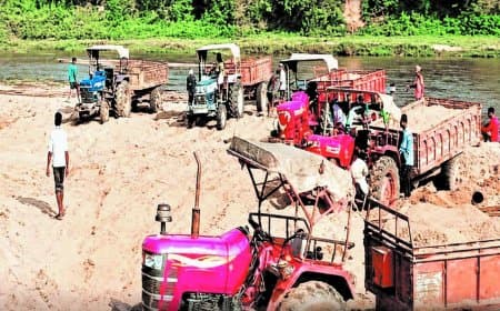 टमस नदी पर अवैध रेत उत्खनन से बढ़ा संकट, ग्रामीणों ने कार्रवाई की मांग उठाई जोरदार