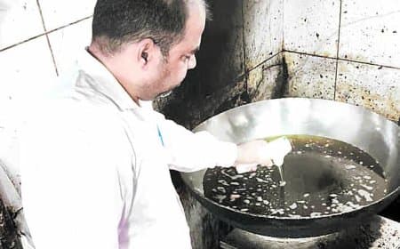 खराब कुकिंग ऑयल पर कार्रवाई, जांच में 32 लीटर जला तेल नष्ट कराया मौके पर