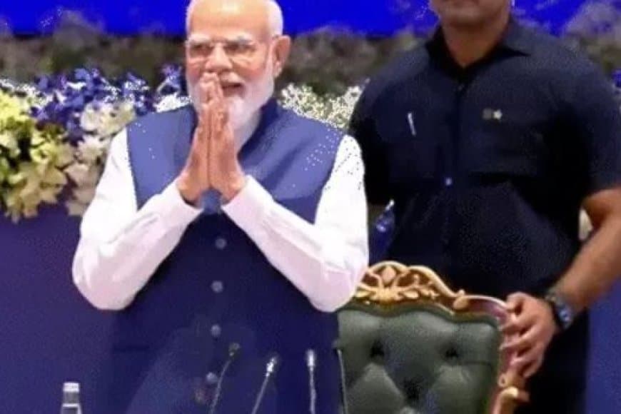 भारत मंडपम में जुटा एनडीए का कुनबां, मोदी सेग नेताओं ने खाई झालमुड़ी, जानिए कैसे आगे निकले नेहरू से मोदी