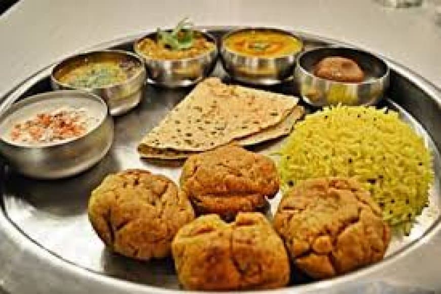 Vastu Tips For Eating: घर की इन 5 जगहों पर बैठकर कभी न खाएं खाना, छा जाएगी कंगाली और बीमारियां