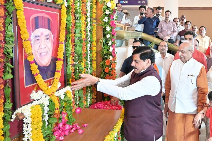 मुख्यमंत्री ने विधानसभा के सेंट्रल हॉल में पूर्व मुख्यमंत्री स्व. बाबूलाल गौर की जयंती पर उनके चित्र पर पुष्पांजलि अर्पित की।