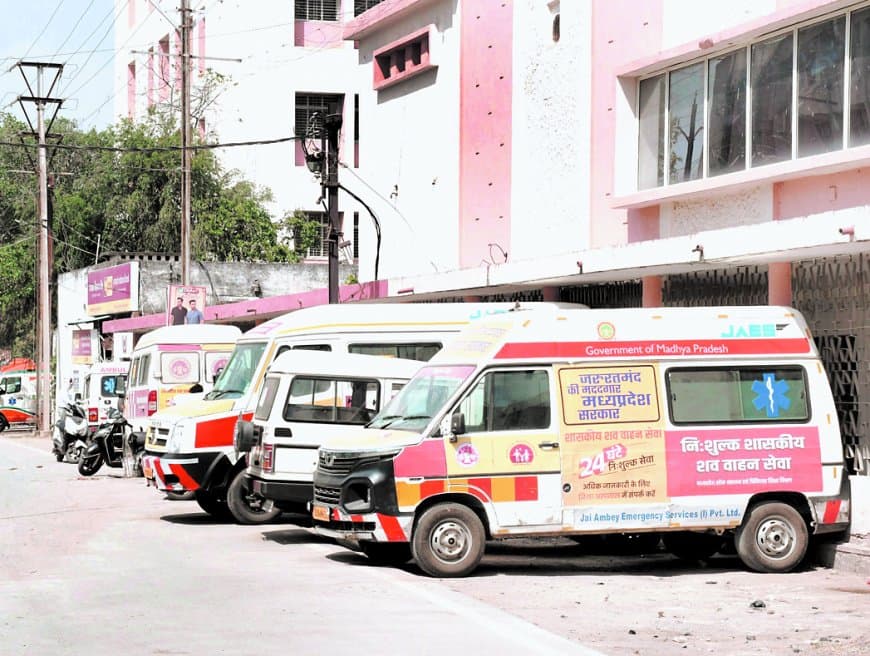 शव वाहन में ढोई जा रहीं चोरी की बकरियां, अस्पताल व्यवस्था कटघरे में