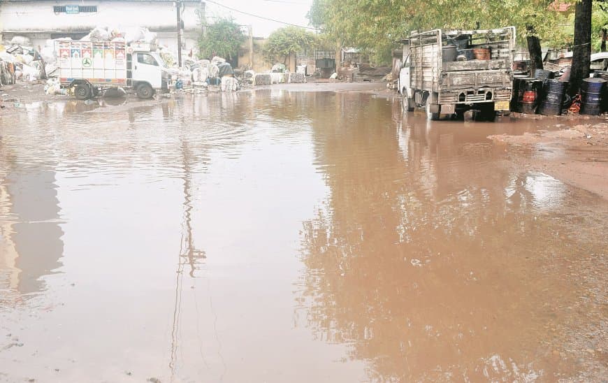बारिश ने खोली व्यवस्थाओं की पोल, जलभराव से शहर बेहाल हुआ