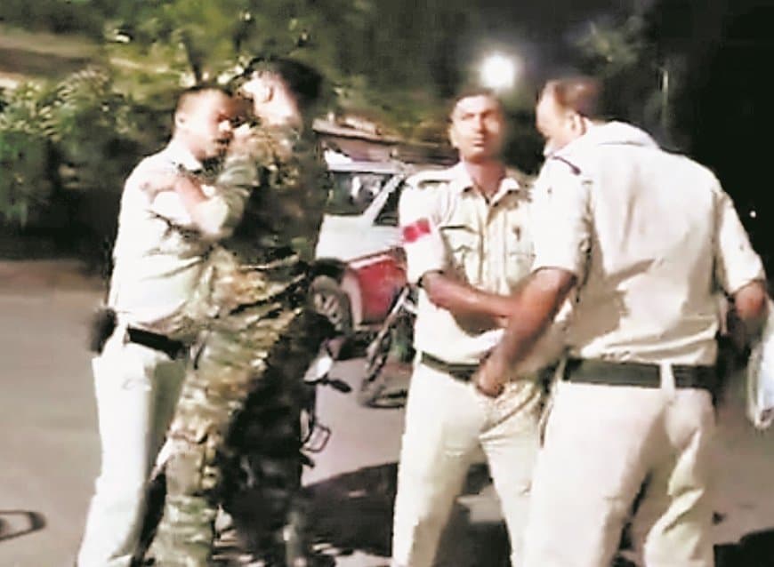 कोतवाली परिसर में भिड़े दो आरक्षक, वायरल वीडियो से मचा हड़कंप