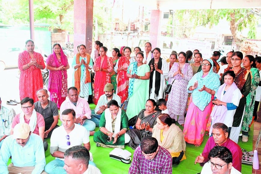 सद्बुद्धि यज्ञ संग जारी हड़ताल, संविदा कर्मियों ने मांगा नियमितीकरण लाभ