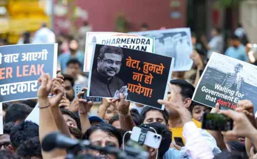 दिल्ली: कॉकरोच जनता पार्टी के फाउंडर अभिजीत जंतर-मंतर पहुंचे... प्रधान का मांगा इस्तीफा  