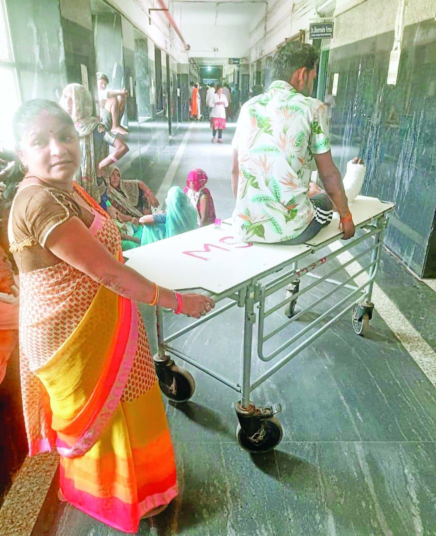 जिला अस्पताल में बदहाल व्यवस्थाएं, मरीजों को हर कदम पर परेशानी झेलनी