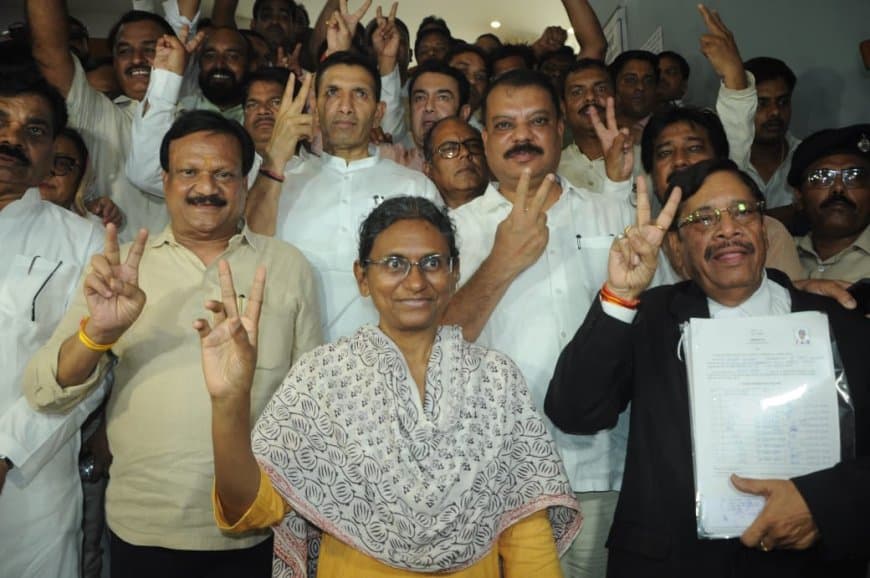 मध्यप्रदेश राज्यसभा: कांग्रेस प्रत्याशी मीनाक्षी नटराजन ने भरा पर्चा...दिग्विजय समर्थक ज्ञानचंदानी ने दिया इस्तीफा