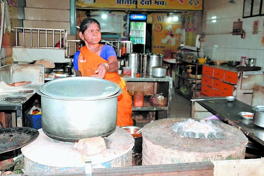 रेलवे स्टेशन मार्ग पर बढ़ता अतिक्रमण, जाम और धुएं से बेहाल नागरिक