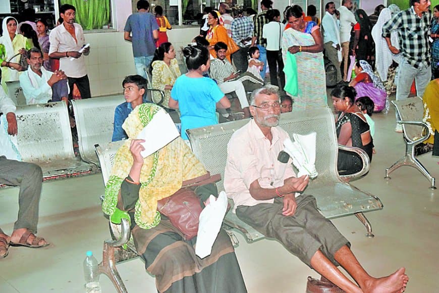 भीषण गर्मी में जिला अस्पताल बेहाल, बंद पंखों से मरीज परेशान हुए