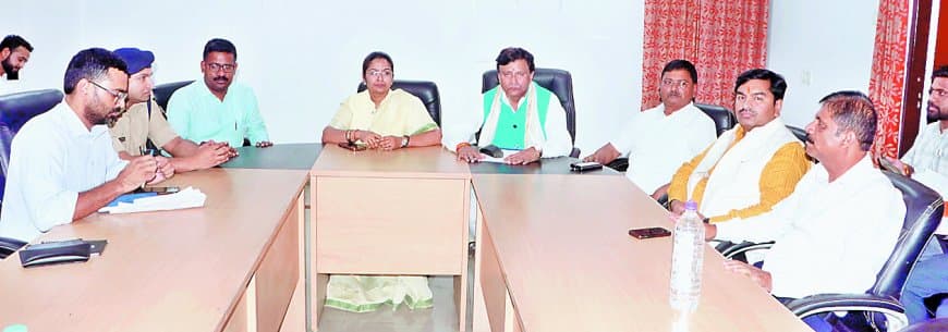 विकास कार्यों की समीक्षा में सड़कें, जलनिकासी और अव्यवस्थाएं बनी मुद्दा