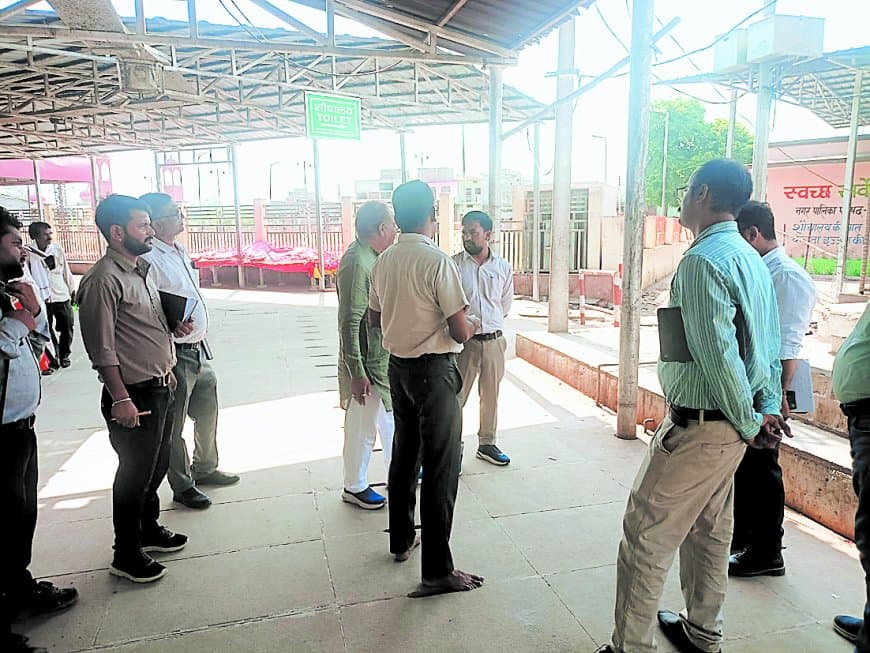 कामदगिरी परिक्रमा मार्ग की गुणवत्ता पर सवाल, कलेक्टर नंगे पैर पहुंचे