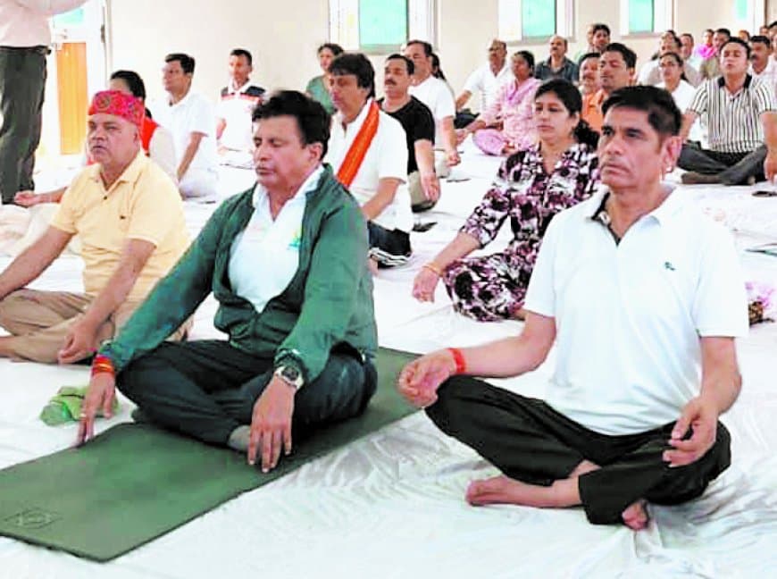 योग दिवस पर जिलेभर में आयोजन, स्वास्थ्य और संतुलन का संदेश