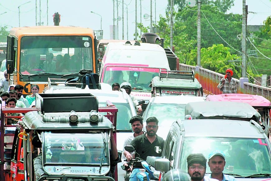 सर्किट हाउस ओवरब्रिज पर जाम, एम्बुलेंस थमी, ट्रैफिक व्यवस्था पर सवाल