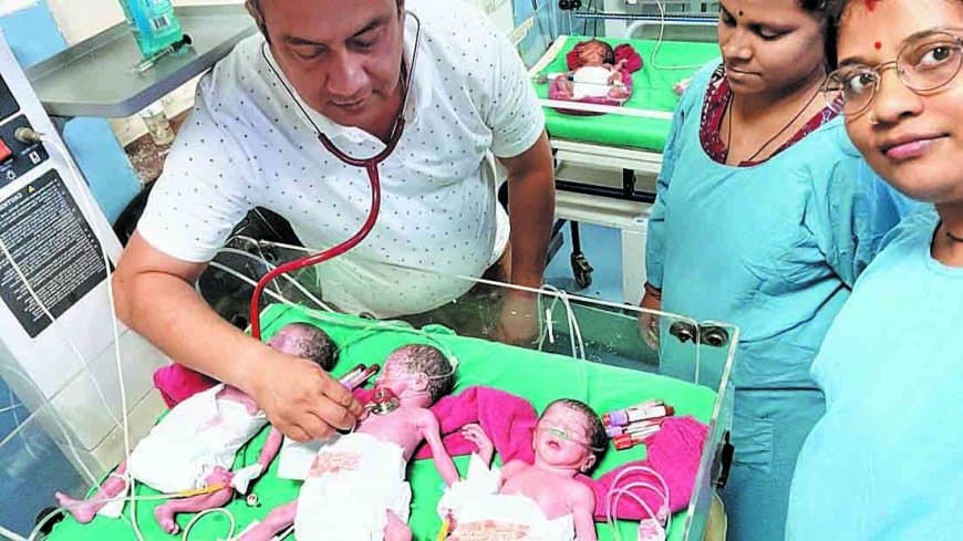 सात माह में तीन बेटियों का जन्म, नवजातों की हालत गंभीर बनी