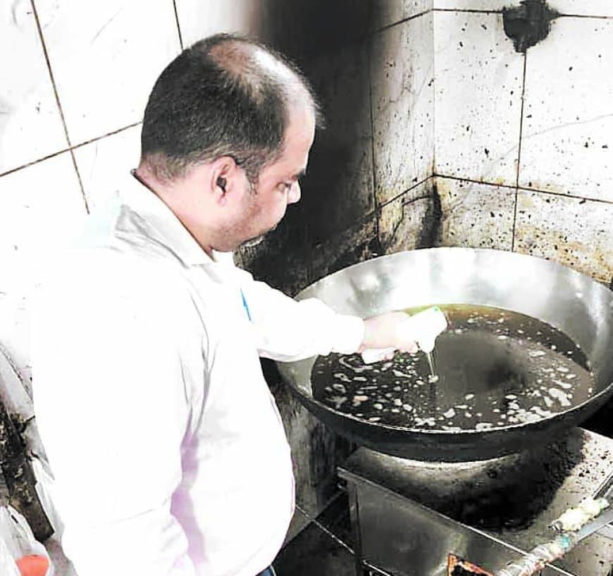खराब कुकिंग ऑयल पर कार्रवाई, जांच में 32 लीटर जला तेल नष्ट कराया मौके पर