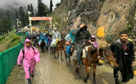 अमरनाथ यात्रा: बम-बम भोले के जयकारों से गूंजा कश्मीर... हजारों श्रद्धालु पवित्र गुफा की ओर रवाना 