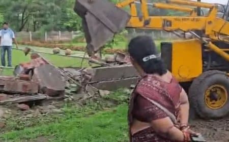 बड़े तालाब के FTL के दायरे में आने वाले अवैध फार्म हाउस और बंगलों को चली जेसीबी, 296 अवैध निर्माणों पर लटकी तलवार