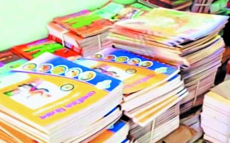सरकारी स्कूलों में किताबों का संकट, अंग्रेजी माध्यम छात्र अब भी पुस्तकों के इंतजार में हैं