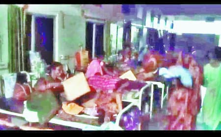 जिला अस्पताल में देर रात बिजली गुल, अंधेरे उमस से मरीज और परिजन बेहाल रहे