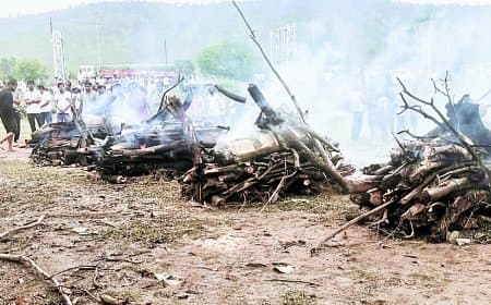 एक हादसे ने उजाड़े कई घर, चार अर्थियां साथ उठीं, गांव में पसरा मातम गहरा