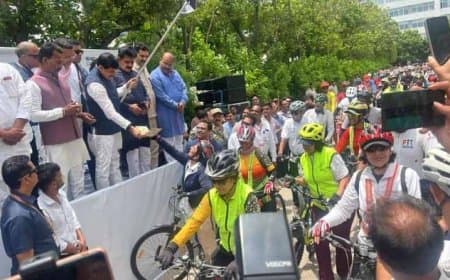 मध्यप्रदेश: इंदौर से ओंकारेश्वर के लिए निकली साइकिल रैली को सीएम ने हरी झंडी दिखाकर किया रवाना