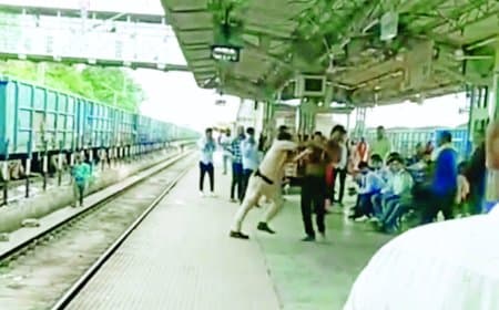 सतना जंक्शन पर रेल पुलिस जवान पर हमला, प्लेटफॉर्म पर मारपीट का वीडियो हुआ वायरल