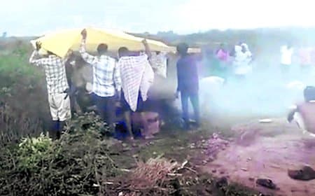 बारिश में त्रिपाल तले हुआ अंतिम संस्कार, भड़रा गांव में मुक्तिधाम का इंतजार अब भी जारी
