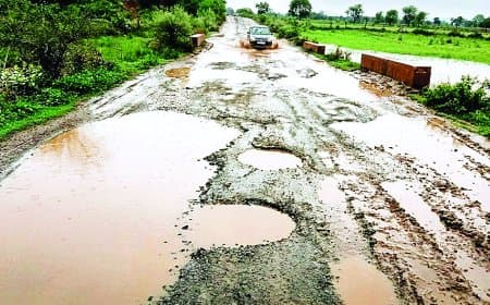 पोड़ी पतौरा-धवारी मार्ग बदहाल, बरसात में हर सफर बना ग्रामीणों के लिए जानलेवा चुनौती रोज