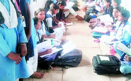 मैहर के स्कूलों में बदहाल व्यवस्थाएं, जर्जर भवन और बिजली संकट से छात्राएं परेशान लगातार