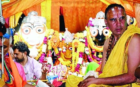 दिव्य अभिषेक के बाद रथ पर सवार भगवान जगन्नाथ निकले भक्तों का हाल जानने नगर भ्रमण