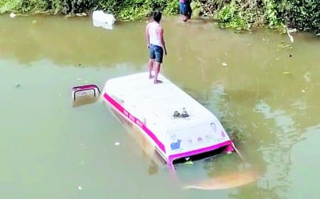बरुआ नदी पुल पर एंबुलेंस गिरी, तीसरे हादसे ने सुरक्षा इंतजामों पर सवाल खड़े किए