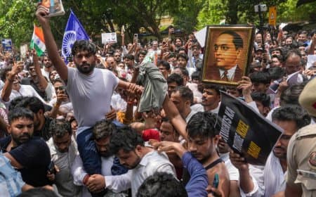 दिल्ली छावनी में तब्दील...संसद मार्च पर सुरक्षा का सख्त पहरा... पांच मेट्रो स्टेशन भी किए गए बंद
