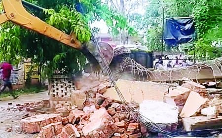 रामपुर नैकिन न्यायालय परिसर में दीवार गिरी, दो मौतें, जर्जर भवनों पर उठे गंभीर सवाल