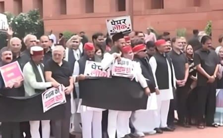 संसद का मानसून सत्र: विपक्ष का हंगामा, शिक्षा मंत्री के इस्तीफे की मांग , लोक सभा की कार्रवाई कल तक के लिए स्थगित