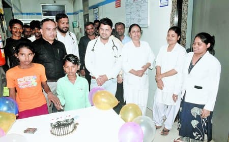 बारह दिन मौत से जंग जीतकर मुस्कुराए मासूम, डॉक्टरों ने मनाया नई जिंदगी का उत्सव आज