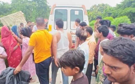 यूपी: टीनशेड में घुसा तेज रफ्तार ट्रक... एक ही परिवार के चार लोगों ने मौके पर ही तोड़ा दम