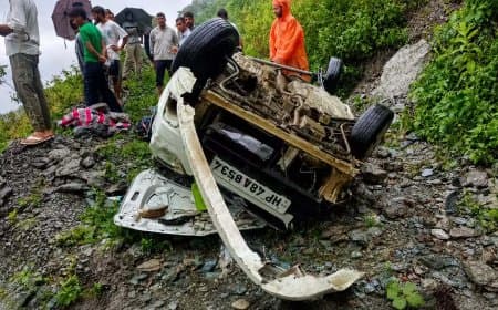 हिमाचल प्रदेश में भीषण सड़क हादसा... खाई में गिरी कार...एक ही परिवार के पांच लोगों की मौत