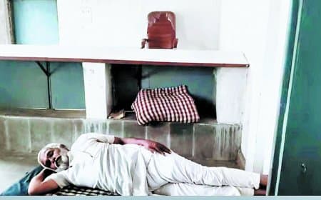 बिरसिंहपुर तहसील में कांग्रेस नेता का अनोखा प्रदर्शन, न्यायालय कक्ष में लेटकर जताया विरोध खुलकर