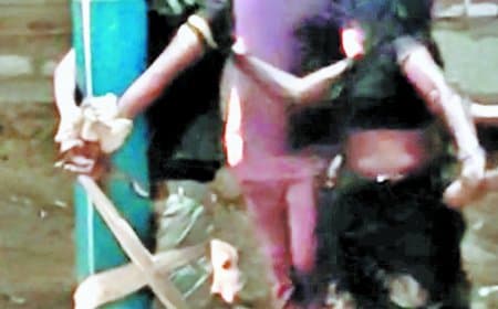 मोबाइल चोरी के संदेह में युवक खम्भे से बांधकर पीटा, वायरल वीडियो पर पुलिस सक्रिय हुई