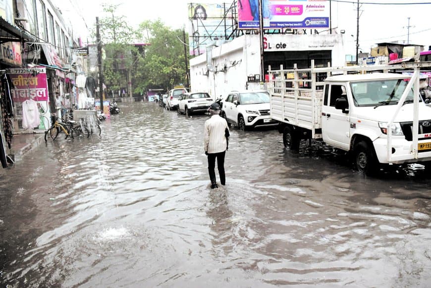पहली झमाझम बारिश में डूबीं कॉलोनियां, जलनिकासी व्यवस्था पूरी तरह हुई फेल