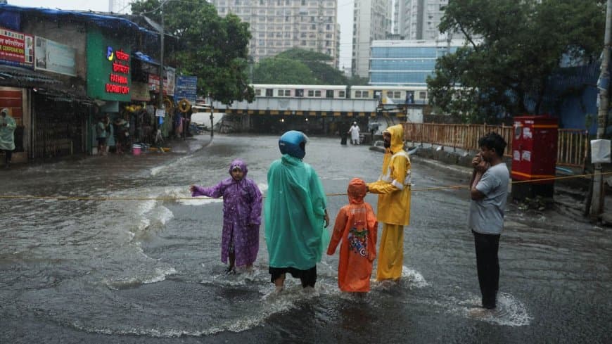 भारत: बारिश, भूस्खलन और दरकने लगे पहाड़... मुंबई पानी-पानी... हिमाचल में अब तक नौ लोगों की मौत