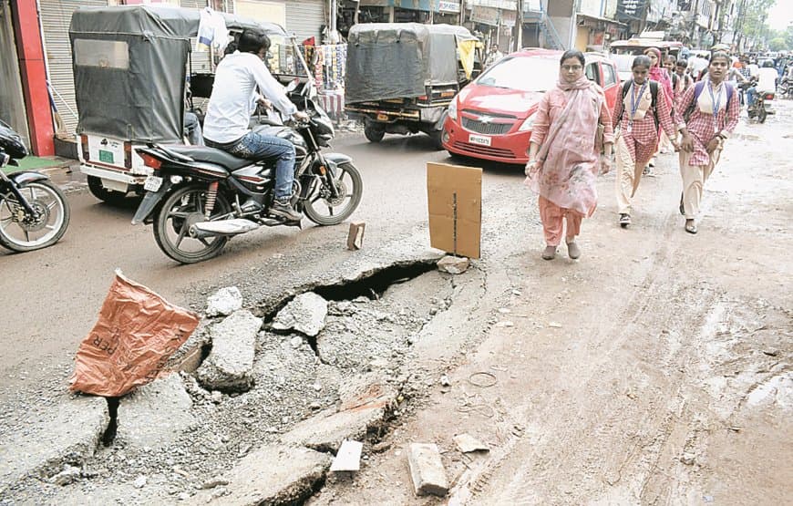 पहली बारिश में धंसी सड़क, सीवर रेस्टोरेशन की गुणवत्ता पर उठे गंभीर सवाल फिर से