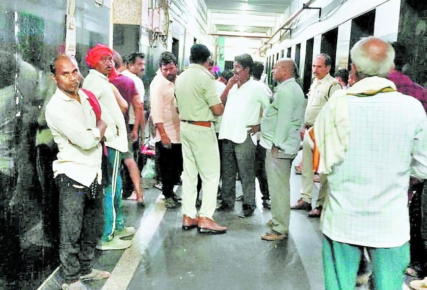 ऑक्सीजन और स्ट्रेचर के अभाव में गई जान, जिला अस्पताल की व्यवस्था फिर कठघरे में खड़ी
