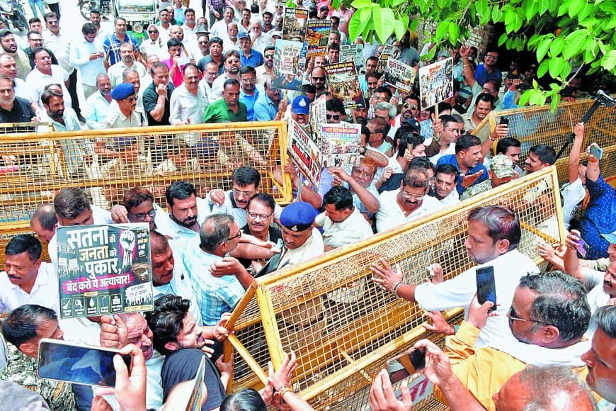 चौदह सूत्रीय मांगों पर व्यापारियों का निगम घेराव, बैरीकेड टूटे, प्रशासन संग तीखी बहस हुई
